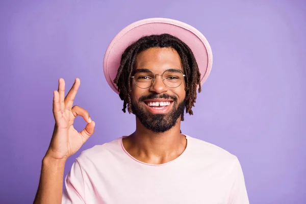 Foto retrato de un tipo mostrando ok-signo aislado sobre fondo de color violeta vivo — Foto de Stock