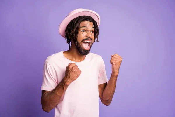 Foto retrato de grito cara celebrando vitória isolado em violeta vivo colorido fundo — Fotografia de Stock