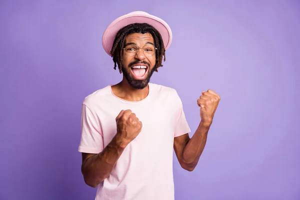 Foto retrato de hombre victorioso gritando aislado sobre fondo de color púrpura vivo —  Fotos de Stock