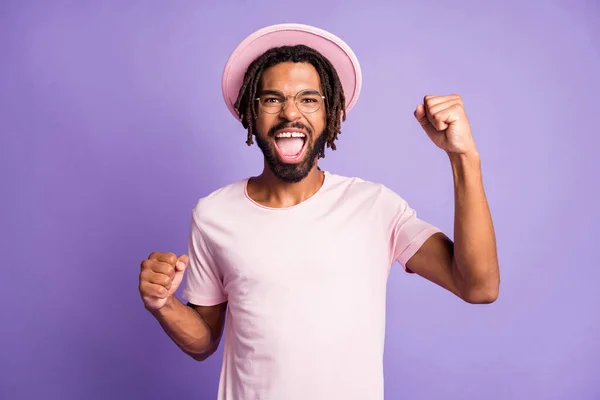 Foto retrato de homem animado celebrando a vitória isolada no fundo colorido roxo vívido — Fotografia de Stock