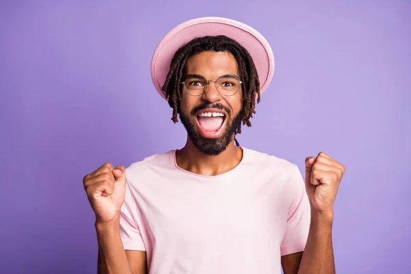 Foto retrato de hombre celebrando gritando aislado sobre fondo violeta vivo — Foto de Stock