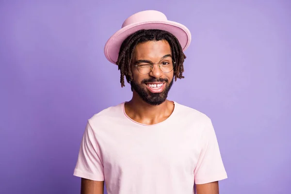 Foto retrato do homem piscando isolado em violeta vívida fundo colorido — Fotografia de Stock