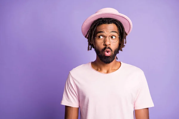 Foto retrato de homem surpreso olhando para o espaço em branco isolado no fundo colorido roxo vívido — Fotografia de Stock