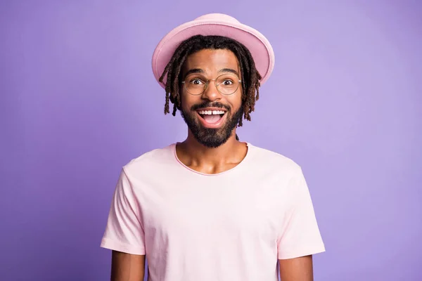 Foto retrato de cara sorridente isolado em fundo colorido roxo vívido — Fotografia de Stock