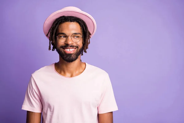 Foto retrato de cara sorridente olhando para o espaço em branco isolado no fundo colorido violeta vívido — Fotografia de Stock