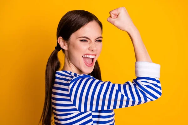 Portret van gek blij meisje genieten van loterij sport winnen raise vuisten schreeuwen ja dragen goed kijken kleren geïsoleerd over heldere glans kleur achtergrond — Stockfoto