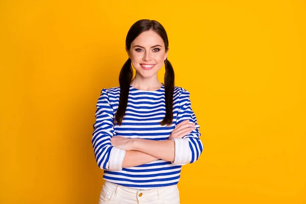 Porträtt av charmiga optimistiska flicka manager kors händer redo bestämma arbetsbeslut val lösning bära bra utseende kläder isolerad över levande färg bakgrund — Stockfoto