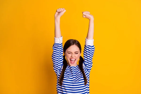 Ritratto di lei ha un bell'aspetto attraente bella bella successo allegro allegro ragazza dai capelli castani alzando le mani celebrando isolato su brillante vivido brillare vibrante colore giallo sfondo — Foto Stock