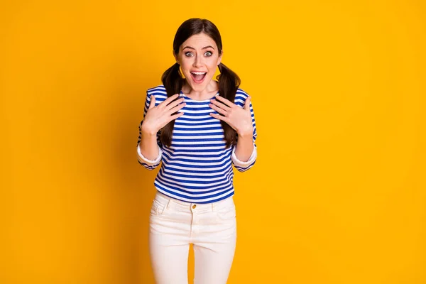 Portret van verbaasd positief meisje horen ze kiezen voor de zomervakantie onder de indruk punt zelf handen dragen goed kijken kleren geïsoleerd over heldere kleur achtergrond — Stockfoto