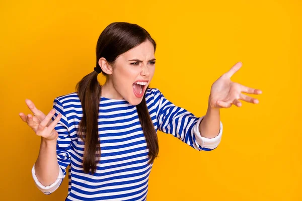 Porträtt av frustrerad flicka har oenighet missförstånd shout bära bra utseende kläder isolerade över levande färg bakgrund — Stockfoto