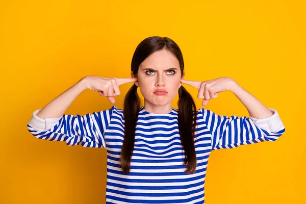 Não te estou a ouvir. Triste irritado irritado irritado menina fechar tampa indicador orelhas ignorar namorados argumento discordância desgaste bom olhar roupas isoladas sobre fundo de cor vívida — Fotografia de Stock