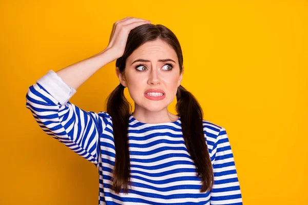 Gros plan portrait d'elle elle belle jolie jolie désespérée écolière aux cheveux bruns oublié information échouer test d'examen isolé sur brillant vif éclat vibrant fond de couleur jaune — Photo