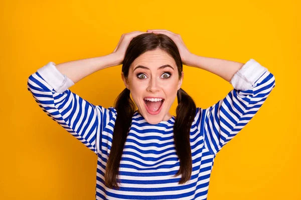 Close-up retrato dela ela agradável atraente muito adorável muito feliz espantado alegre alegre alegre marrom-haired estudante tem ótimas notícias isoladas no brilhante brilho vívido vibrante cor amarela fundo — Fotografia de Stock