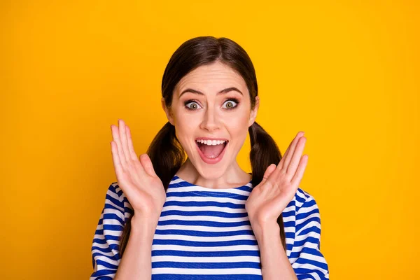 Retrato de impressionado positivo alegre menina ouvir maravilhoso pechincha novidade gritar wow omg desgaste bom olhar roupas isoladas sobre fundo de cor vívida — Fotografia de Stock