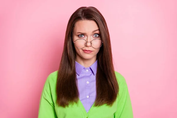 Close-up portret van mooie aantrekkelijke twijfelachtige sceptische bruin-harige meisje kijken naar je geïsoleerd over roze pastel kleur achtergrond — Stockfoto