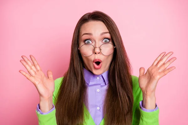 Close-up portret van mooie aantrekkelijke verbaasd vrolijke bruin-harige meisje ongelooflijke nieuws pruillip geïsoleerd over roze pastel kleur achtergrond — Stockfoto