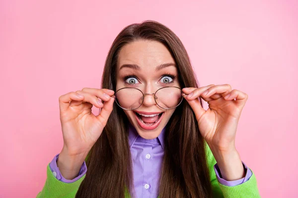 Close-up portret van mooie verbaasd vrolijke gek dolblij meisje geek aanraken specs cool nieuws reactie geïsoleerd over roze pastel kleur achtergrond — Stockfoto