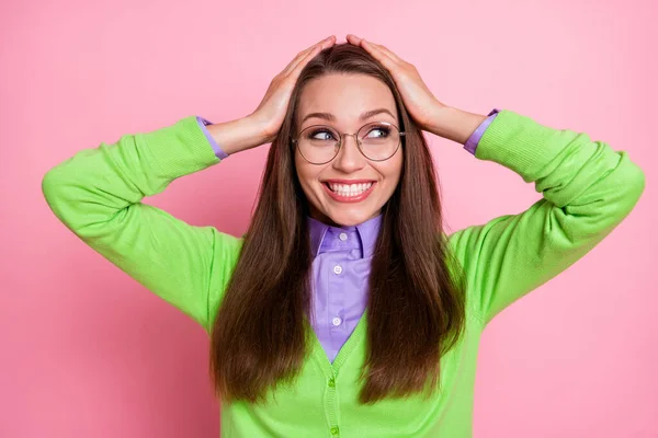 Close-up ritratto di bella attraente allegra ragazza geek ottenuto buone notizie isolate su sfondo rosa pastello colore — Foto Stock