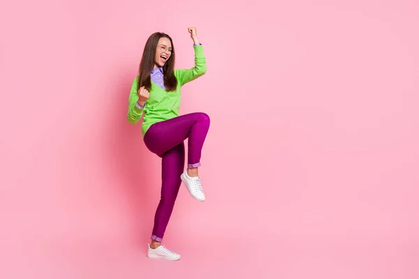Foto de tamaño completo de la chica extática ganar levantar los puños grito aislado sobre fondo de color rosa — Foto de Stock