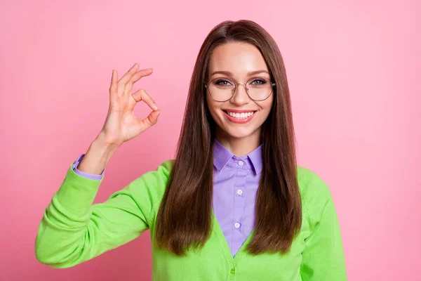 Retrato de menina alegre positiva mostrar sinal ok isolado sobre fundo cor pastel — Fotografia de Stock