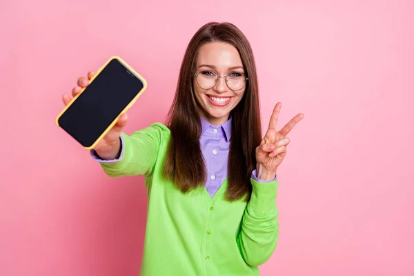 Portret pozytywnej dziewczyny trzymać smartfon V-sign izolowane na pastelowym tle koloru — Zdjęcie stockowe