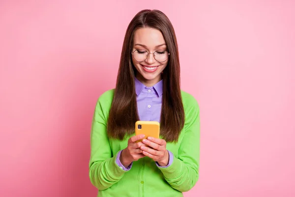 Портрет позитивної веселої дівчини використовує мобільний телефон новини соціальної мережі ізольований пастельний кольоровий фон — стокове фото