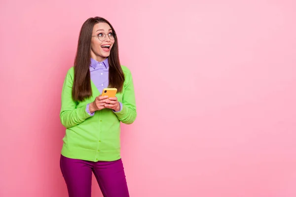 Retrato de menina chocada usar celular olhar copyspace usar calças roxas calças isoladas cor pastel fundo — Fotografia de Stock