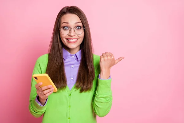 Портрет положительный девушка использовать смартфон точка пальца пальца копирайта продажи изолированный пастельный цвет фона — стоковое фото
