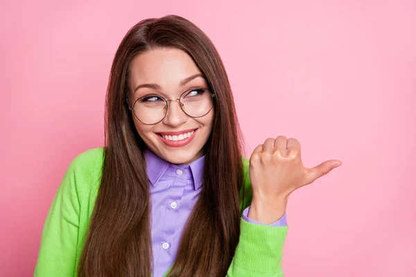 Retrato de menina bonita dedo polegar Copyspace desgaste boa aparência roupas isoladas sobre fundo cor pastel — Fotografia de Stock