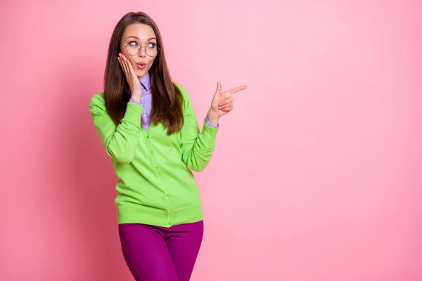 Zdjęcie zdumionej dziewczyny punkt wskazujący palec copyspace nosić połysk ubrania izolowane na pastelowym tle koloru — Zdjęcie stockowe