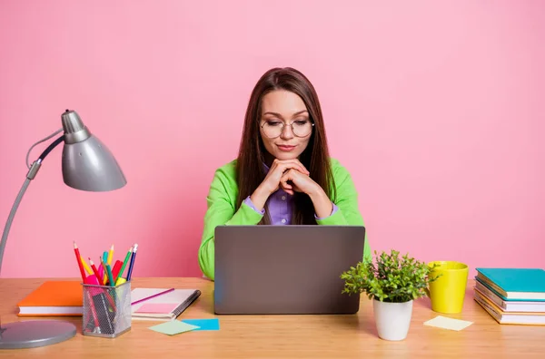 Foto van gerichte middelbare school meisje zitten tafel werk computer dragen groen shirt geïsoleerd over pastel kleur achtergrond — Stockfoto
