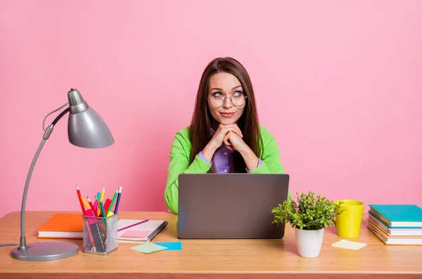 Menina pensativo estudante do ensino médio sentar mesa trabalho laptop acho que usar camisa verde isolado fundo cor pastel — Fotografia de Stock