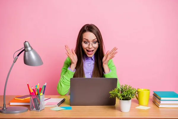 パートナーシップ契約。ショックを受けた女の子座ってテーブルルックノートパソコンの悲鳴を着て緑のシャツ孤立パステルカラーの背景 — ストック写真