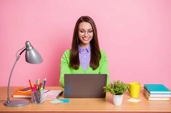 Foto de menina inteligente especialista sentar mesa trabalho laptop desgaste camisa verde isolado sobre fundo cor pastel — Fotografia de Stock