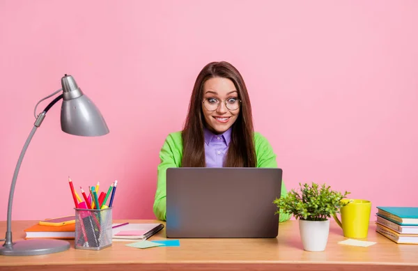 Foto de menina workaholic sentar mesa trabalho laptop desgaste verde estilo camisa isolado pastel cor fundo — Fotografia de Stock