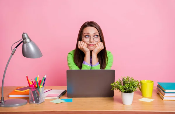 Triste chateado menina sentar mesa trabalho laptop olhar copyspace pensativo desgaste camisa verde isolado pastel cor fundo — Fotografia de Stock