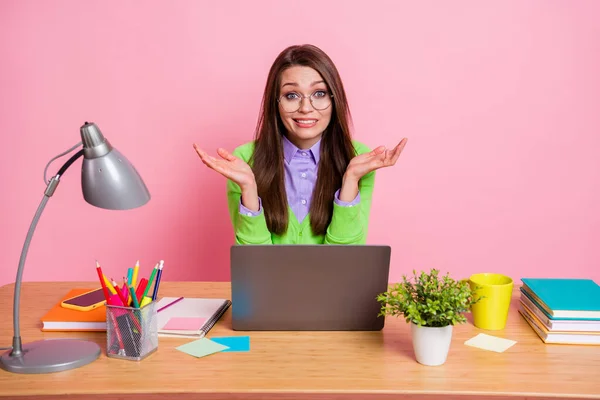 Foto de niña culpable de la escuela secundaria sentarse mesa error concepto de proyecto desgaste camisa verde aislado pastel color fondo —  Fotos de Stock