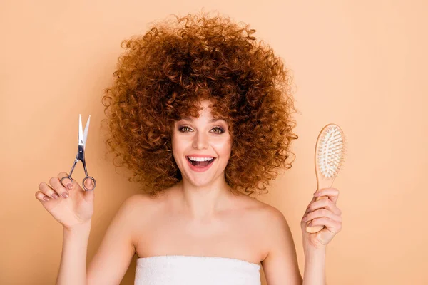 Close-up portret van haar ze leuk schattig aantrekkelijk vrolijk golvend haar meisje model kiezen oplossing tussen kam vs schaar verwennerij lichaam zorg geïsoleerd over beige pastel achtergrond — Stockfoto