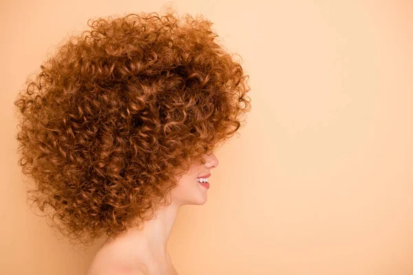 Nahaufnahme Seitenprofil Foto schön sie tragen keine Kleidung nackte Dame sehen leeren Raum aufrichtig positiv zahm Lächeln Salon Stylist Locken Dauerwelle Lockenwickler Tönung isoliert beige Pastell Hintergrund — Stockfoto