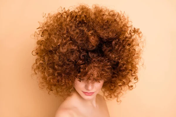 Nahaufnahme Seitenprofil Foto schön sie tragen keine Kleidung nackt Blick nach unten Dame Träumer ideale Hautkondition Salon Stylist Locken Dauerwelle Lockenwickler Tönung Wellness isoliert beige Pastell Hintergrund — Stockfoto