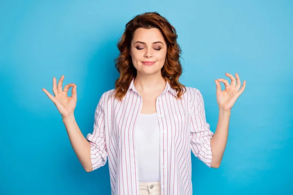 Retrato de ella ella ella agradable atractivo lindo alegre sereno ondulado de pelo chica meditando aislado en brillante brillo vivo vibrante color azul fondo — Foto de Stock