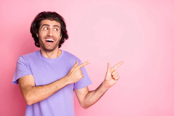 Φωτογραφία του γενειοφόρου αστείο τύπος άμεση δάχτυλα φαίνονται κενό χώρο φορούν βιολετί πουκάμισο απομονωμένο ροζ φόντο χρώμα — Φωτογραφία Αρχείου