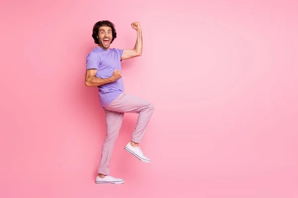 Lunghezza completa foto di ragazzo eccitato alzare le mani bocca aperta usura viola camicia pantaloni scarpe da ginnastica isolato colore rosa pastello sfondo — Foto Stock