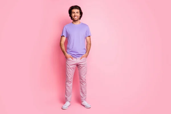 Full length photo of beautiful bristled man arms τσέπες φορούν βιολετί πουκάμισο παντελόνια παπούτσια απομονωμένο παστέλ ροζ χρώμα φόντο — Φωτογραφία Αρχείου