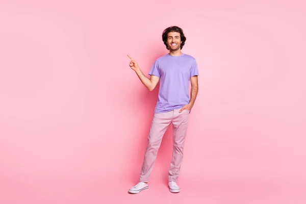 Full length photo of guy direct finger empty space palm pocket wear violet shirt παντελόνι παπούτσια απομονωμένο παστέλ ροζ χρώμα φόντο — Φωτογραφία Αρχείου