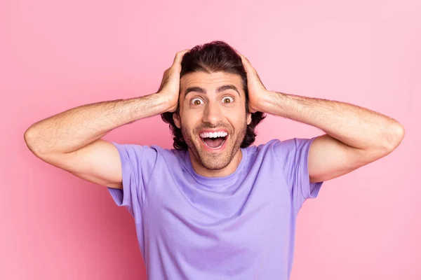 Foto de tipo sorprendido divertido manos cabeza boca abierta desgaste violeta camiseta aislado pastel color rosa fondo — Foto de Stock