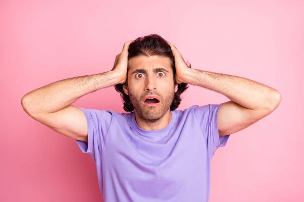 Foto de hombre frustrado palmeras cabeza impactada cara desgaste púrpura camiseta aislado pastel color rosa fondo — Foto de Stock