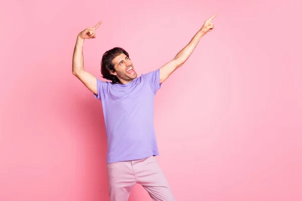 Φωτογραφία από έκπληκτος όμορφος άντρας δείχνουν δύο χέρια δάχτυλο κενό χώρο φούξια στολή που απομονώνονται σε ροζ φόντο χρώμα — Φωτογραφία Αρχείου