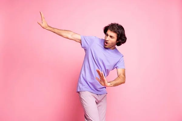 Πορτρέτο του ικανοποιημένου νεαρού άνδρα πάρτι χορού έχουν τη διασκέδαση βιολετί ρούχα που απομονώνονται σε ροζ φόντο χρώμα — Φωτογραφία Αρχείου