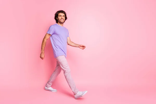 Foto de cuerpo completo de la persona que camina sonrisa relajado desgaste ropa magenta aislado sobre fondo de color rosa — Foto de Stock